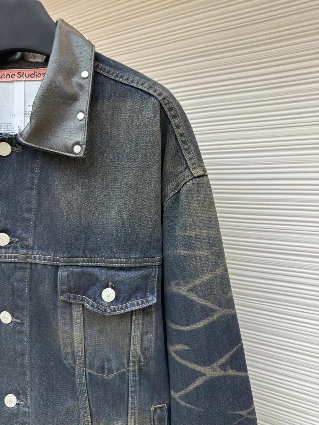 Acne Studios embroidered denim jacket ●Authentic product: Purchased and developed for 8500 ●Item No.: 1680047-B80 ●Material: densely woven cotton denim fabric ●Technology: embroidery production ●Version: Fitted version ●Weight: about 1020 ●Size: S-M-L-XL ●Description: Customized densely woven cotton denim material with excellent texture and comfortable skin fit. Use gradient fried blue as the base tone, natural and layered It is the ultimate display of retro aesthetics. The collar leather has been sublimated, and studs are inlaid at random around the collar. It has received a new interpretation. Acne Studios' light or dark stitches are jumping and intertwined on the sleeves. It is a miniature presentation of the brand spirit. It breaks the monotony and rigidity of traditional denim jackets. It interprets with a unique design and has become the new favorite of retro fashion. It uses imported machine embroidery technology and uses advanced computer control systems and precision mechanical components. AcneStudios embroidery operations have high precision. The lines are smooth and delicate. Multiple sand-rubbers are used to rub the specific parts with a high-pressure spray gun to achieve a local gradient effect. Then, a unique texture pattern is created through frosting technology. The workmanship is extremely complex, time-consuming and labor-intensive. The overall wiring is straight and delicate, the fabric is comfortable and soft, and the color is consistent without color difference. It can be matched with the same style to create a fashionable look and control various occasions. Customized accessories, complete with three standards, same style for men and women!
